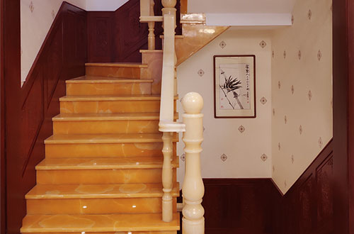 平塘中式别墅室内汉白玉石楼梯的定制安装装饰效果